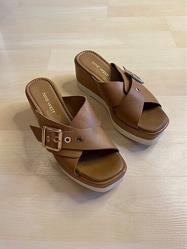 Harika NİNE WEST dolgu topuklu terlik ve Nine West düz terlik