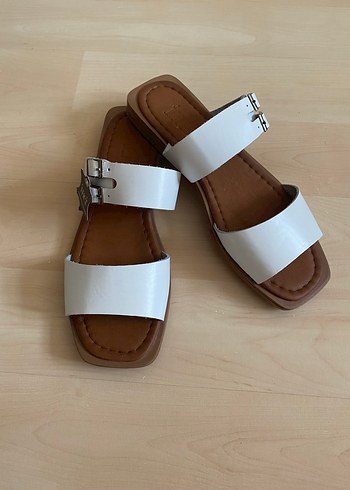 İNCİ HAKİKİ DERİ Beyaz Tokalı Kadın Terlik - Görsel 3