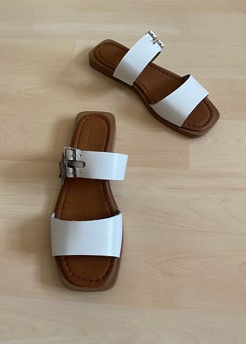 İNCİ HAKİKİ DERİ Beyaz Tokalı Kadın Terlik - Görsel 2