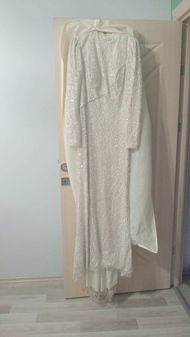 Dantel Detaylı Beyaz Uzun Kollu Uzun Abiye - Görsel 4