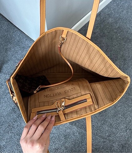 Louis Vuitton Neverfull kol çantası