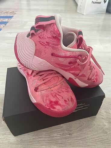 Pembe basketbol ayakkabısı