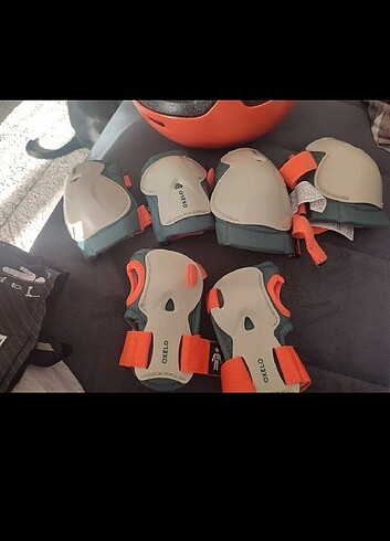 Beden turuncu Renk 8,9 yaş kask takımı kask, bileklik, dizlik,dirsek takım halinde