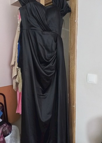 Siyah Drapeli Uzun Straplez Elbise