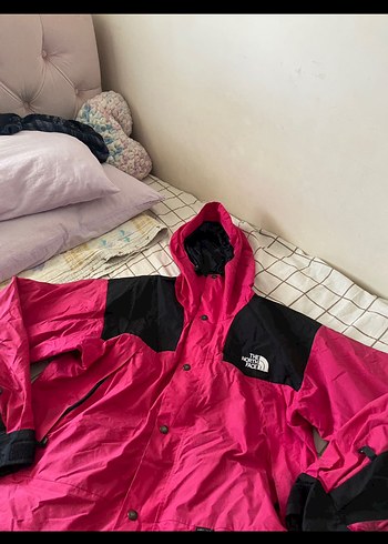 Pembe Rüzgarlık Düğmeli Kapüşonlu