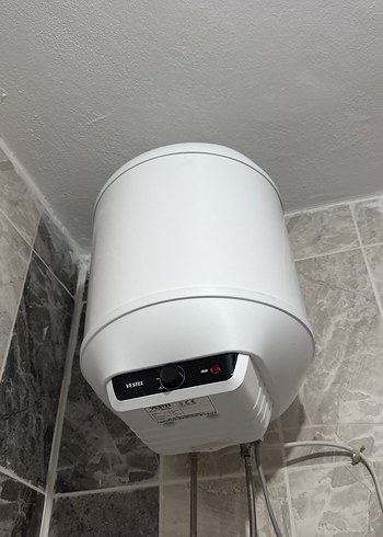 Beyaz Duvara Monte Su Isıtıcı