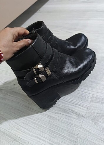 Bot siyah kadın - Görsel 2