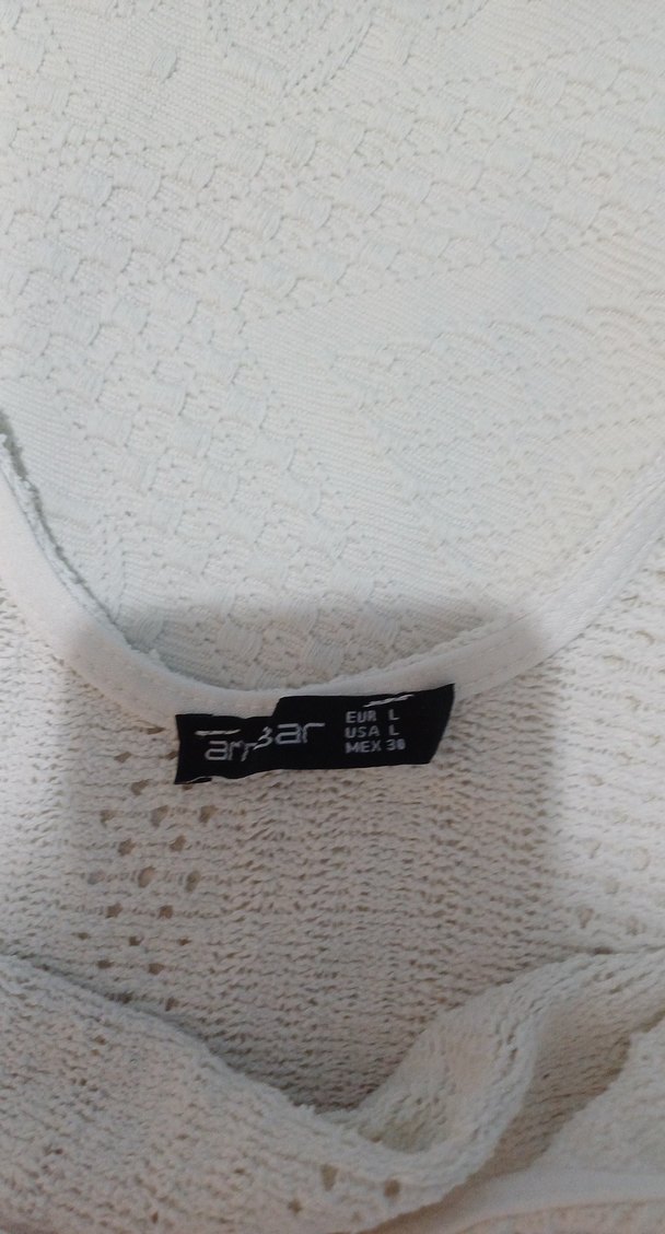 Örgü Beyaz Kolsuz Crop Top - Görsel 3