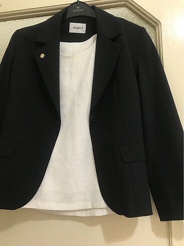 Blazer ceket ve krem rengi buluz