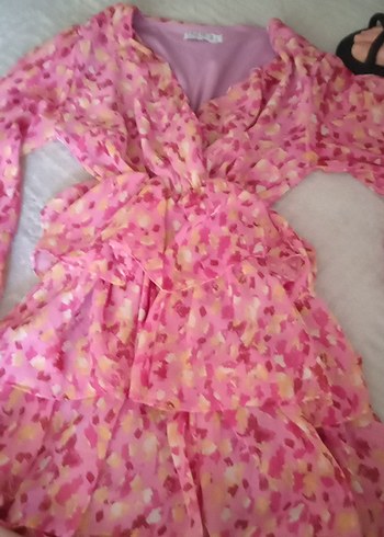 mini elbise pembe sarı üzerinde küçük mini detaylar var v yaka