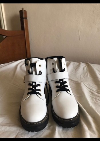 Tokalı Beyaz Kadın Botu, Kalın Topuklu - Görsel 3