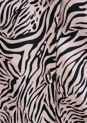 xl Beden Düğmeli V Yakalı Kahverengi Zebra Desenli Gömlek