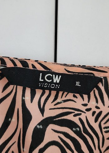 LC Waikiki Düğmeli V Yakalı Kahverengi Zebra Desenli Gömlek