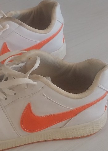 Nike Beyaz Turuncu Bağcıklı Kadın Spor Ayakkabı