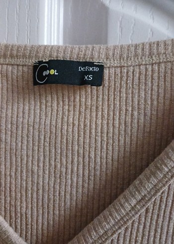 Bej V Yaka Düğmeli Kadın Hırka - Görsel 4