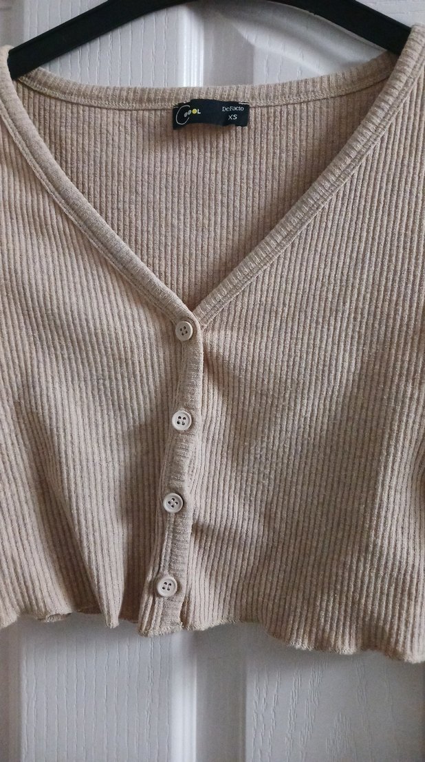 Bej V Yaka Düğmeli Kadın Hırka - Görsel 3