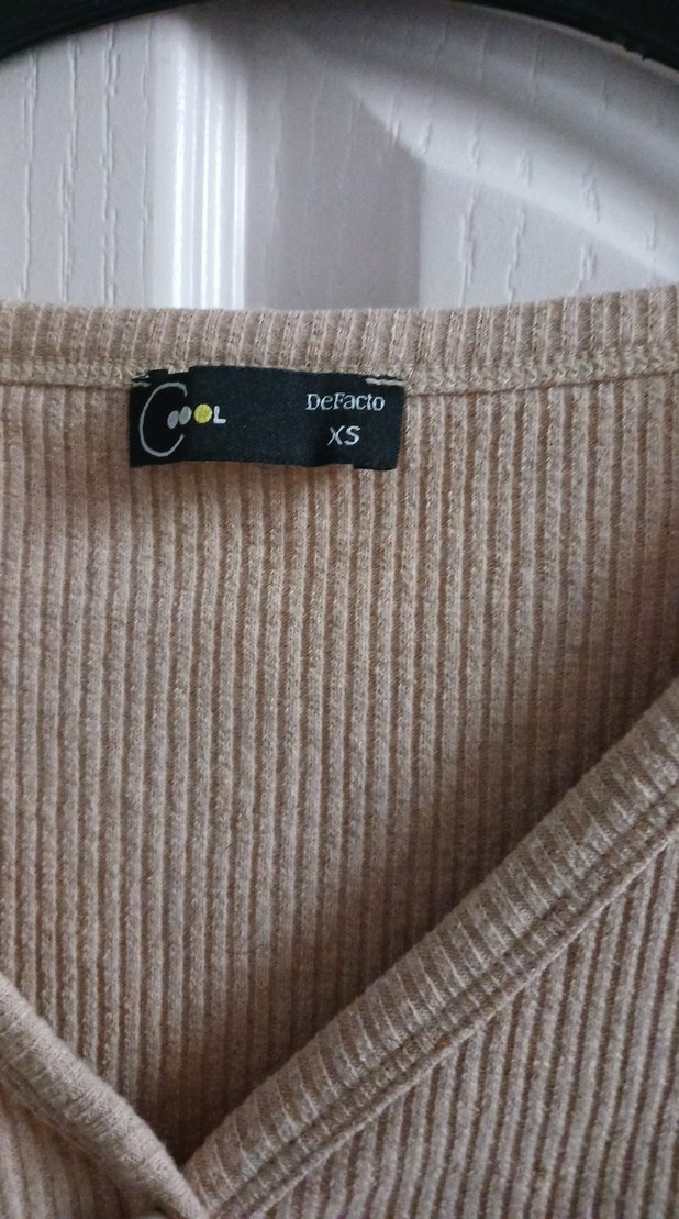 Bej V Yaka Düğmeli Kadın Hırka - Görsel 4