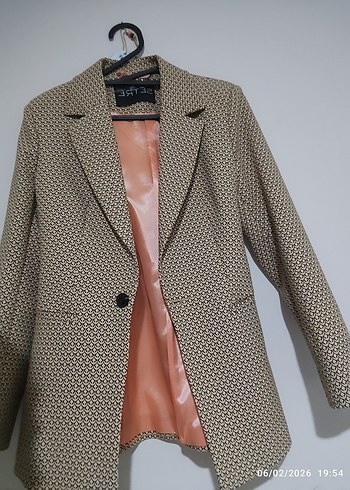 Setre marka etiletli Bej Desenli Düğmeli Kadın Blazer - Görsel 6