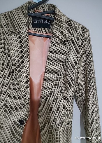 Setre marka etiletli Bej Desenli Düğmeli Kadın Blazer - Görsel 7