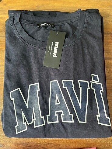 Mavi etiketli tişört