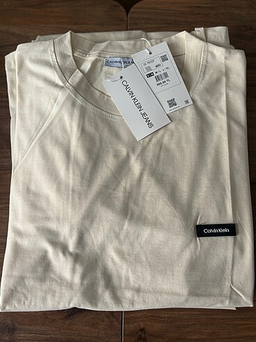 Calvin Klein etiketli tişört