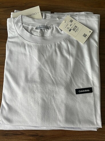 Calvin Klein etiketli tişört