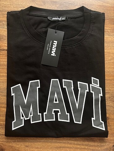Mavi etiketli tişört