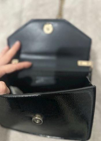 Zincir Detaylı Siyah Deri Çanta - Görsel 4