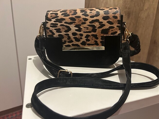 Leopar Desen Detaylı Çanta