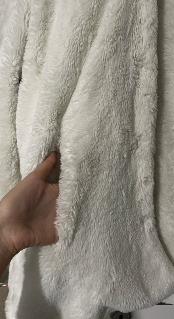 Kadın Beyaz Peluş Kapüşonlu Mont - Görsel 2