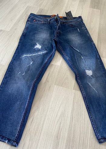 Diğer Yırtıklı ve Yırtmaçlı Denim Jean