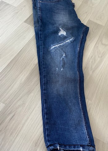 Yırtıklı ve Yırtmaçlı Denim Jean