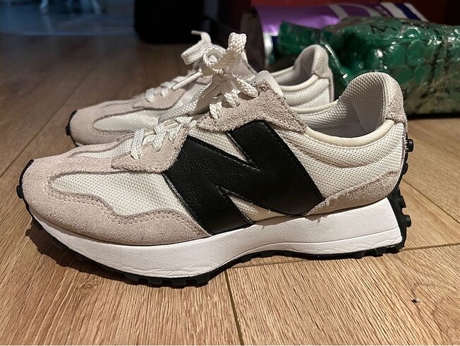 New Balance 327
