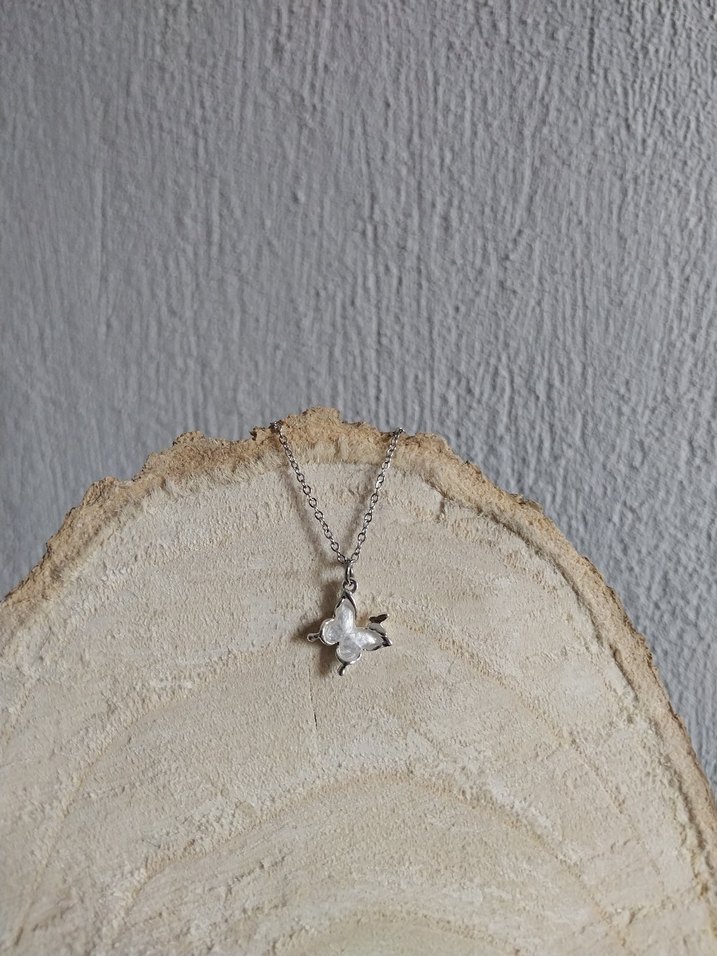 Beyaz Kelebek Kolye - Görsel 2