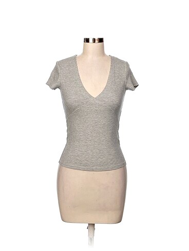 Bershka T-shirt %70 İndirimli.