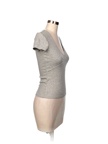 Bershka Bershka T-shirt %70 İndirimli.