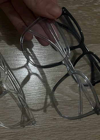 Şeffaf ve Siyah Minimalist Kadın Gözlükleri - Görsel 3