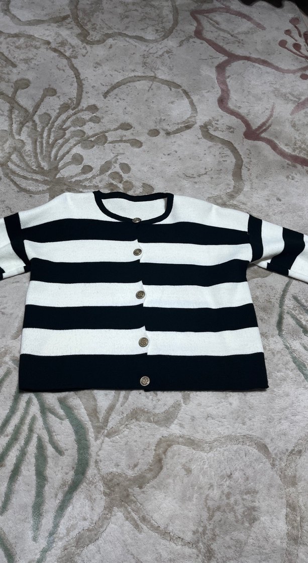 Düğmeli Siyah Beyaz Çizgili Kadın Hırka - Görsel 2