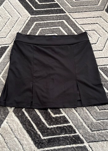 Siyah yırtmaçlı  şort etek - Görsel 2