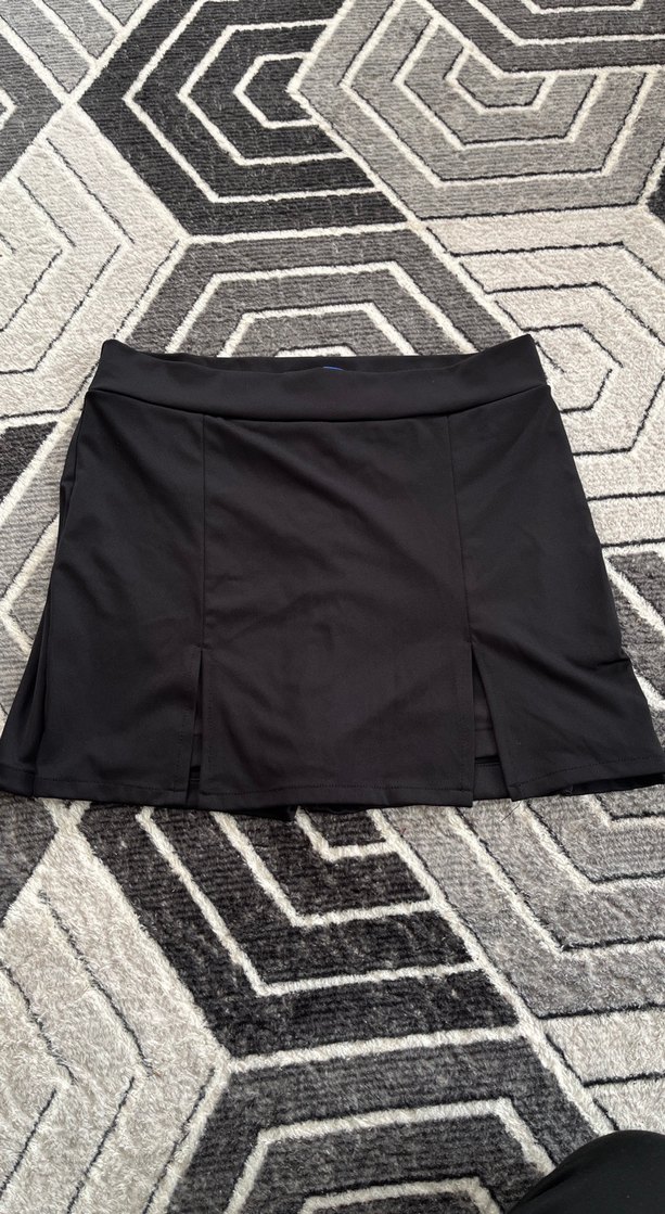 Siyah yırtmaçlı  şort etek - Görsel 2