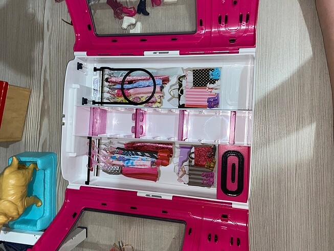 Barbie Barbie dolabı