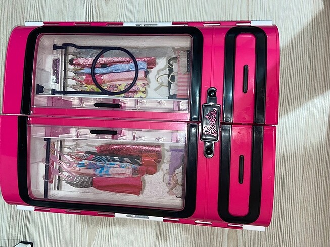 Barbie dolabı
