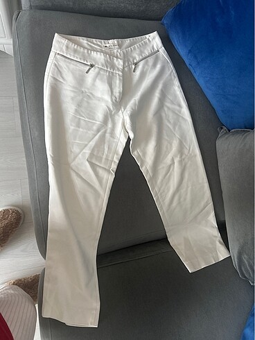 Beyaz bermuda kumaş pantalon