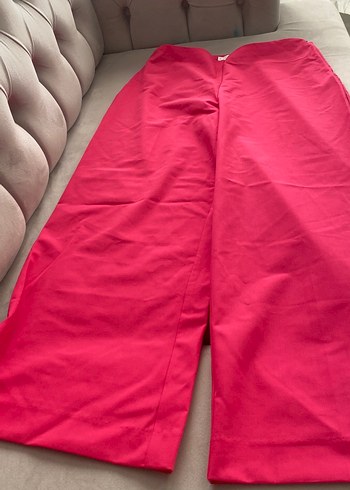 Pembe Midi , siyah deri iki tane pantolon