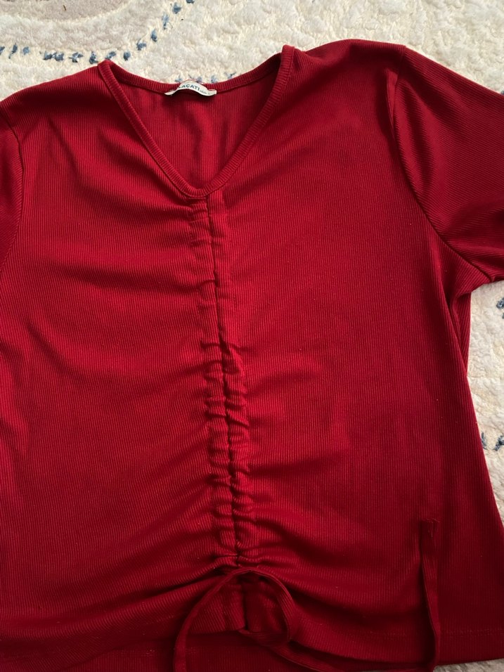 Düğmeli Kırmızı V Yaka kadın bluz - Görsel 3