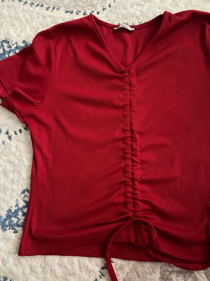 Düğmeli Kırmızı V Yaka kadın bluz - Görsel 2