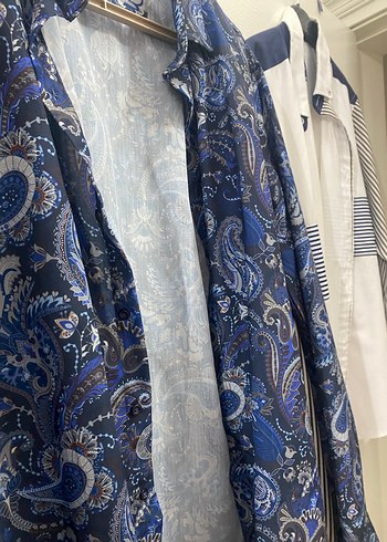 Desenli Mavi az kullanılmış iki erkek gömlek - Görsel 3