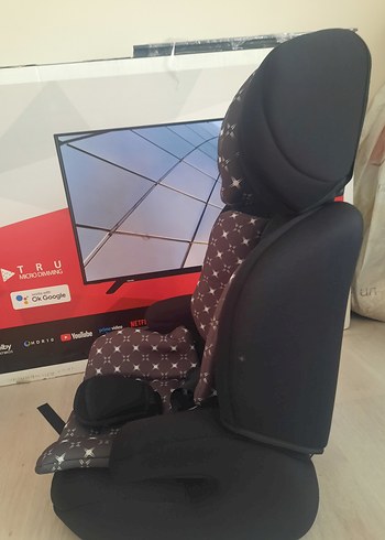Kara Desenli Çocuk Oto Koltuğu.