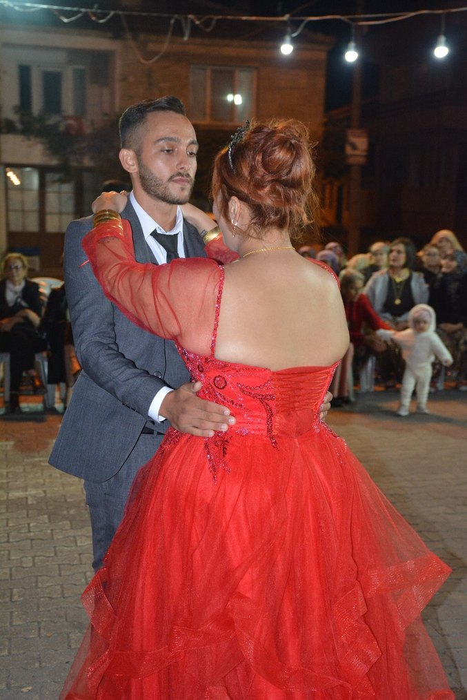 Uzun Kırmızı Straplez Drape Detaylı Abiye - Görsel 2