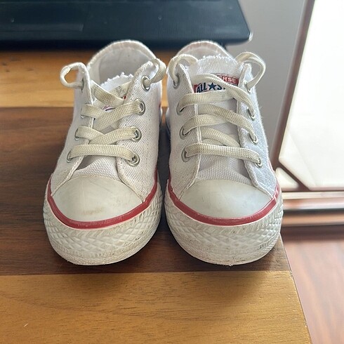 Beyaz converse
